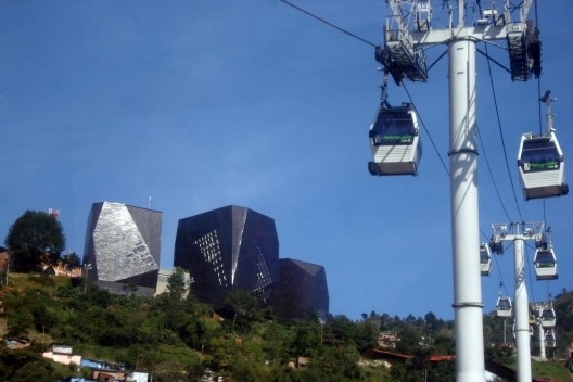Estrutura do teleférico e, ao fundo, o Parque Biblioteca Espanha<br />Foto Noemi Zein Teles 