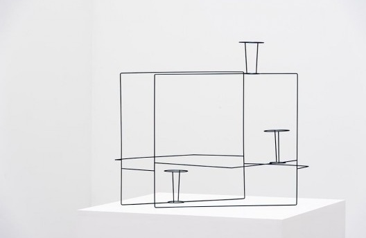 Waltércio Caldas. Escultura. As linhas de aço desenham no espaço o que o olhar imagina [acervo Galeria Paulo Darzé]