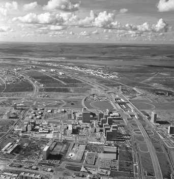 12 de abril de 1969. O traçado viário da Capital já está pronto, enquanto a consolidação arquitetônica é paulatina. É possível ver com clareza plástica a interação da estrutura da Plataforma com o traçado viário [Arquivo Público do Distrito Federal]