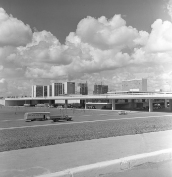 17 de janeiro de 1968. A Plataforma Rodoviária e os edifícios pioneiros do Setor Comercial Sul e do Setor Hoteleiro Sul. Destaca-se que neste momento, vias internas atravessam a Plataforma na cota da Esplanada, num traçado distinto da configuração atual [Arquivo Público do Distrito Federal]