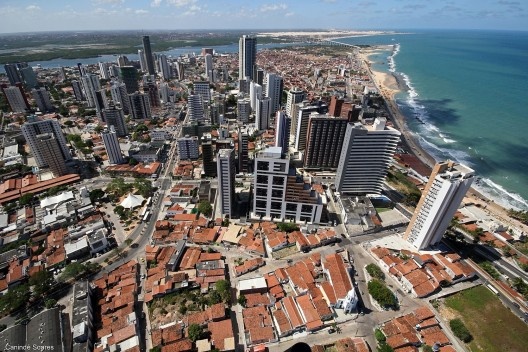 Dividindo a mesma paisagem e contrastes urbano-sociais estão Areia Preta (edifícios) e Mãe Luiza (zona verde)<br />Foto Canindé Soares 
