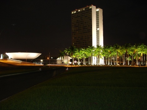 Câmara dos Deputados, edifício dos Anexos I do Congresso e palmeiras imperiais<br />Foto Eduardo Pierrotti Rossetti 