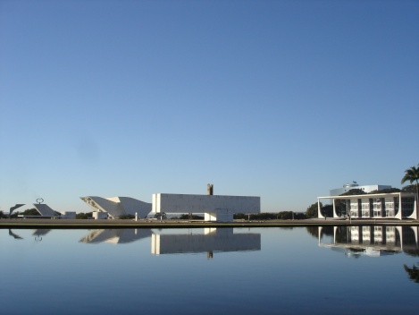 Praça dos Três Poderes, seus monumentos, o Museu da Cidade e o Supremo<br />Foto Eduardo Pierrotti Rossetti 