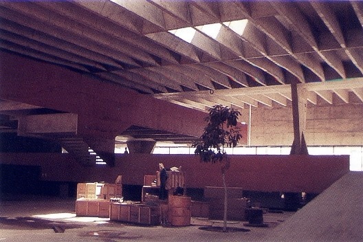 Figuras 16 – Paulo Mendes da Rocha, Jockey Clube de Goiás, Goiânia, 1962, corte e vista interior<br />Foto Edson da Cunha Mahfuz 