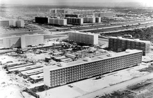 Superquadras 206 Sul (em primeiro plano), 106 Sul (em segundo plano, à esquerda), 105 Sul (única com blocos paralelos entre si) em construção [Acervo Arquivo Público do Distrito Federal]