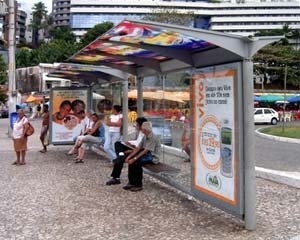 Figura 4 – Modelo Cox, da JCDecaux, situado no Largo da Mariquita<br />Foto do autor 