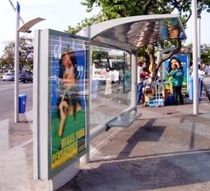 Figura 5 – Modelo ESDI, da JCDecaux, defronte ao shopping Iguatemi<br />Foto do autor 
