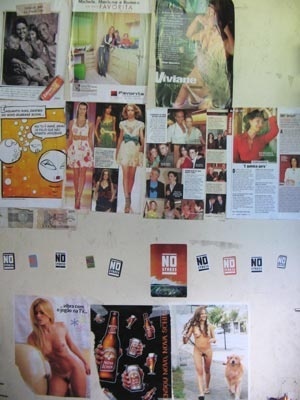 Colagem de imagens atrás de uma da porta de um dos habitáculos
