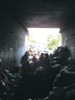 Na agitação do interior do túnel a indefinição entre trabalhadores e ambiente
