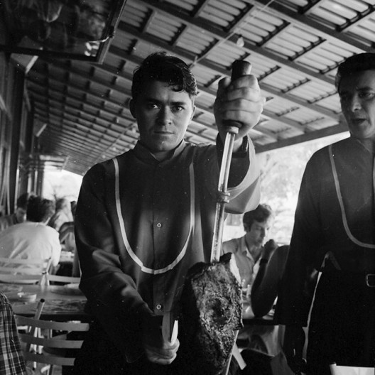 Interior de churrascaria nas proximidades do Lago Paranoá́, Brasília, 1998<br />Foto Thomaz Farkas 