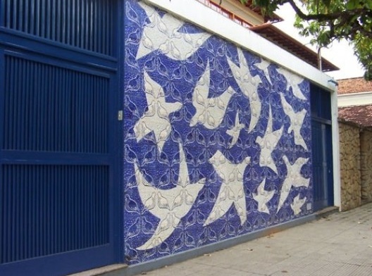 Educandário Dom Silvério, painel artístico na fachada frontal de Anísio Medeiros, execução de OSIRARTE (São Paulo), Cataguases, 1954<br />Foto Marcia Poppe, 2003 
