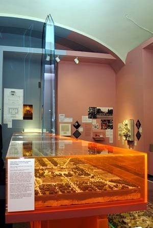 Maquetes na primeira sala<br />Foto Liz Roll  [cortesia do National Building Museum]