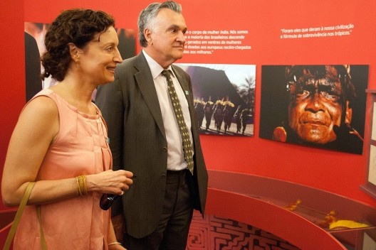 Isa Grinspum Ferraz e o Juca Ferreira, ministro da Cultura, na inauguração da Fundação Darcy Ribeiro, UnB, Brasília, 6 dez. 2010<br />Foto Pedro França  [Ministério da Cultura – MinC]