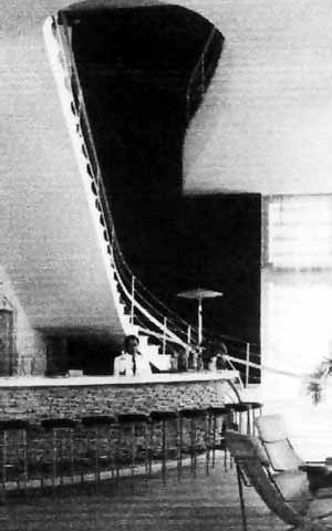 Bar do restaurante localizado no térreo em foto dos anos 50
	  [Arquivo pessoal do arquiteto Oswaldo Corrêa Gonçalves]
