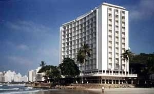 O edifício Sobre as Ondas, dos arquitetos Oswaldo Corrêa Gonçalves e Jayme Campello Fonseca Rodrigues,  até hoje marca a paisagem do Guarujá, mantendo as características que o tornaram um referencial dentro da arquitetura moderna<br />Foto Maurício Azenha 