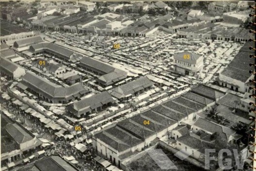 Região da Feira de Campina Grande, década de 1960. 1. Edifício do Mercado Central; 2. Largo da Feira (ou Largo do Pau do Meio); 3. Edifício do Pau do Meio; 4. Armazéns e casas de comércio; 5. Feira de rua [cgretalhos.blogspot.com]