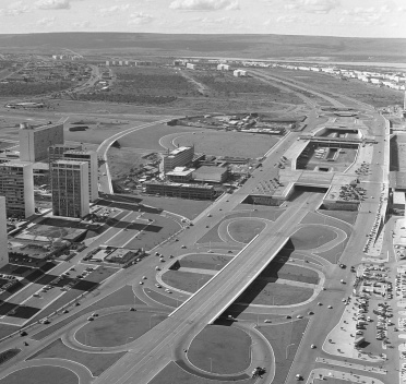 A Plataforma Rodoviária em seus primeiros anos. Destaca-se a acomodação das das pistas do Eixo Rodoviário-residencial, o "Eixão", em relação à estrutura viária e urbana da Plataforma. Note-se que o CONIC e o Conjunto Nacional estão em obras [Arquivo Público do Distrito Federal]