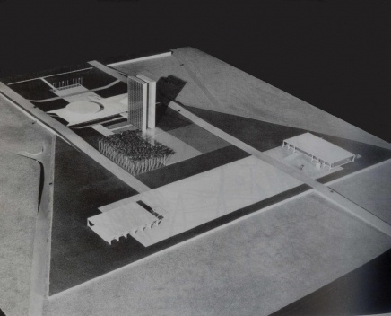 Imagem 13. Maquete do projeto interpretado por Oscar Niemeyer para a Praça dos Três Poderes [Módulo nº 89, 1986]