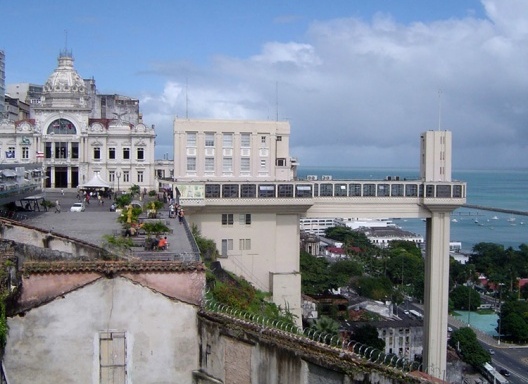 Elevador Lacerda, ligação entre Cidade Alta e Cidade Baixa<br />Foto: Paula Marques Braga, Jul / 2007 
