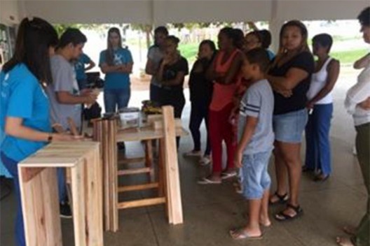 Registros da atividade colaborativa: oficina de pallet<br />Foto das autoras 