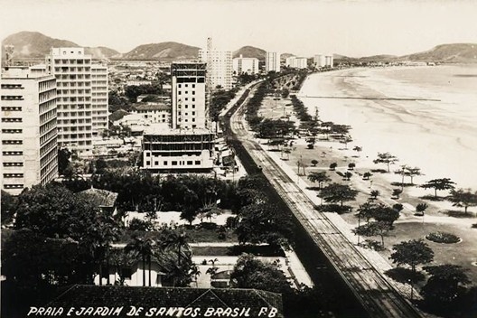 Postal com trecho da orla santista onde se localizaria o Conjunto Indaiá. Final da década de 40 [Cartão postal da coleção particular do Sr. Laire Giraud]