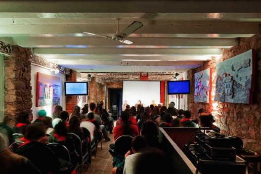 Flip 2011, mesa literária em imóvel no centro histório, Paray<br />Foto Nelson Kon 