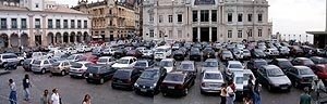  Praça Thomé de Souza: a presença ostensiva de carros deforma qualquer apreensão do espaço público e seu uso como tal<br />Foto Daniel J. Mellado Paz 