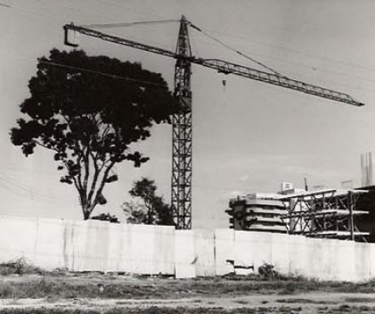 Contraste entre natureza e tecnologia, obra na SQN 208, cerca de 1988<br />Foto Aldo Paviani 