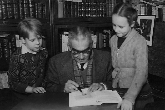 Monteiro Lobato e, provavelmente, seus netos Rodrigo e Joyce<br />Foto divulgação  [Fundo Monteiro Lobato / IEL Unicamp]