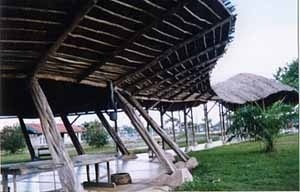 Figura 9 – Circulação coberta, ponto de encontro e convívio comunitário da Aldeia<br />Foto Mirian Keiko Ito Rovo 
