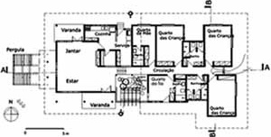 Figura 16 – Planta Baixa da Casa Lar, Aldeia SOS do Amazonas. Notar a planta fragmentada e alongada, configuração esta que maximiza exposição à ventilação. Notar também, outros elementos que atenuam as condições climáticas, como a pérgula, as varandas e o<br />Desenho Mirian Keiko Ito Rovo 