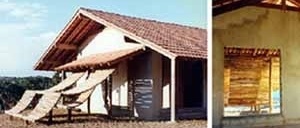 Figura 22 – À esquerda, foto mostrando fachada oeste da Casa Lar. Notar a pérgula, em paus roliços rústicos e a varanda na fachada sul. À direita, vista da pérgula do interior em fase final de construção. Notar abertura para ventilação próxima à cumeeira [Fotos cedidas pelo Arquiteto Severiano Mário Porto]