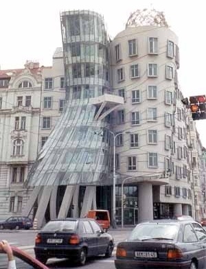 O edifício Ginger & Fred, de Frank Gehry, em Praga, República Checa <br />Foto L. Castello 