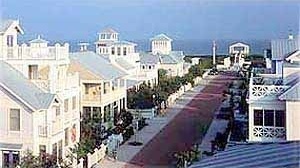 A cidade-nova de Seaside, na Florida, EUA, “estrela” do filme The Truman Show, desempenha, com a cidade-nova de Celebration, a dupla de exemplares mais completos da corrente do new urbanism [Fernando Lara, Admirável urbanismo novo, Texto Especial Arquitextos 056.]