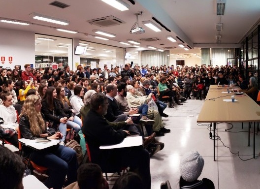 Apresentação de Paulo Mendes da Rocha no saguão da Faculdade de Arquitetura e Urbanismo Mackenzie, participação de Neide Jallageas e mediação de Maria Isabel Villac, ago. 2019<br />Foto Edison Ribeiro 