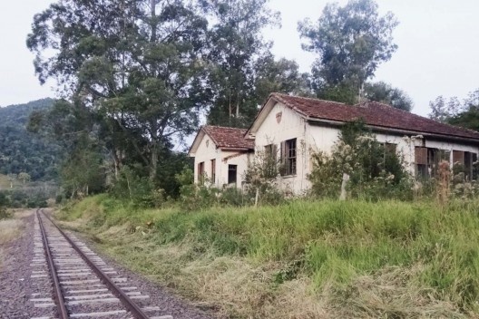 Antiga casa de pernoite da Rede de Viação Paraná (RVPSC) em ruínas no interior de Piratuba (distrito Uruguai)<br />Foto Matheus Rigon 