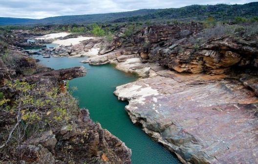 Rio cortando pedreira, Grão Mogol MG, Brasil<br />Foto José Tabacow 
