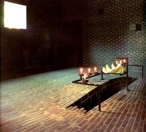 Sigürd Lewerentz, Igreja de São Pedro, Klippan, interior da Igreja, tanque batismal, detalhe<br />Foto de Fabio Galli  [Claes Dymling. Architect Sigurd Lewerentz, vol. I, p.164,]