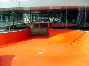 Basket Bar. Detalhe da entrada – skate + arquibancada [http://architettura.supereva.com/architetture/20031018/]