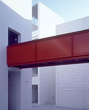 Ponte unindo duas alas do conjunto: economia com um único conjunto de escadas