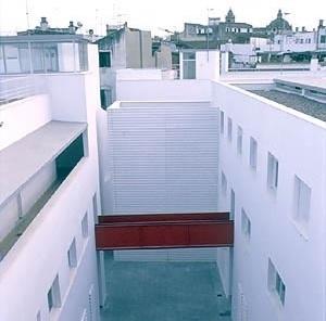 Vista aérea do conjunto, com centro histórico de Sevilha ao fundo