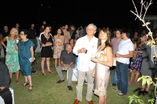 Convidados olhando projeção; à esquerda, Eliana de Azevedo Marques e Rosa Artigas; em primeiro plano, Ricardo Marques de Azevedo e Andrea Azevedo<br />Foto Thomas Bussius 