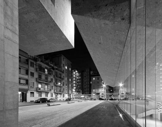 Edifício público e espaço urbano